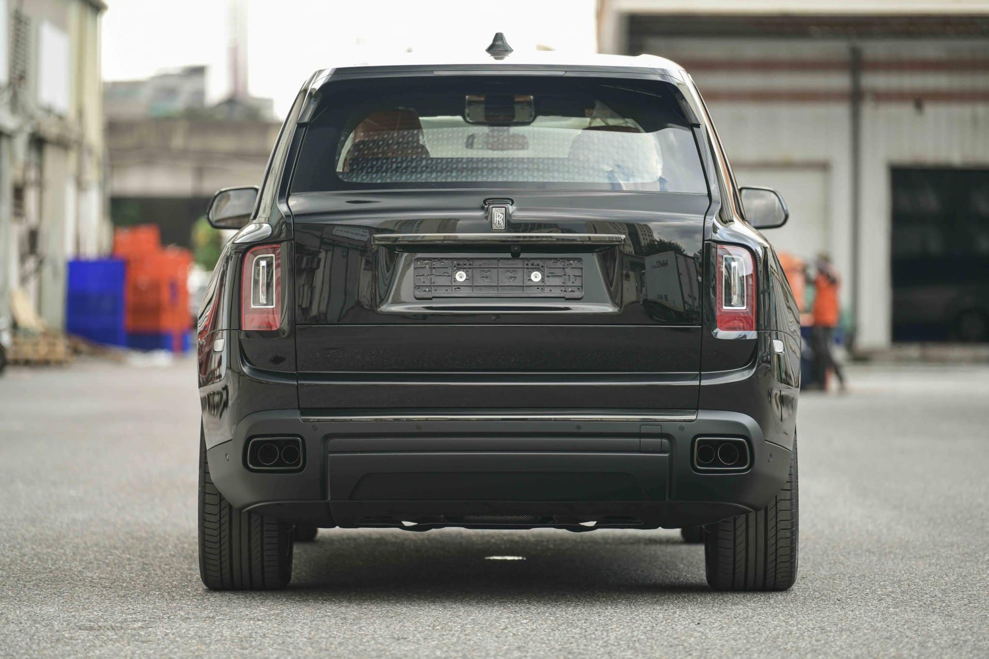 Cận cảnh Rolls-Royce Cullinan Black Badge 2024 vừa về Việt Nam - Ảnh 3