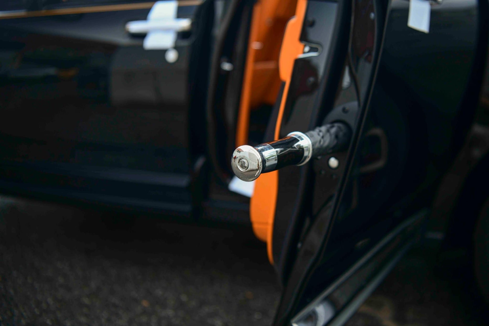 Cận cảnh Rolls-Royce Cullinan Black Badge 2024 vừa về Việt Nam - Ảnh 36