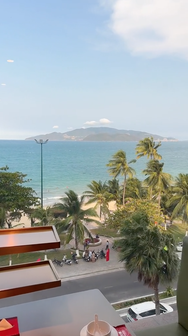 Xôn xao chi nhánh Haidilao có view "đẹp nhất Việt Nam": Ăn lẩu ngay cạnh bờ biển xanh ngắt - Ảnh 3