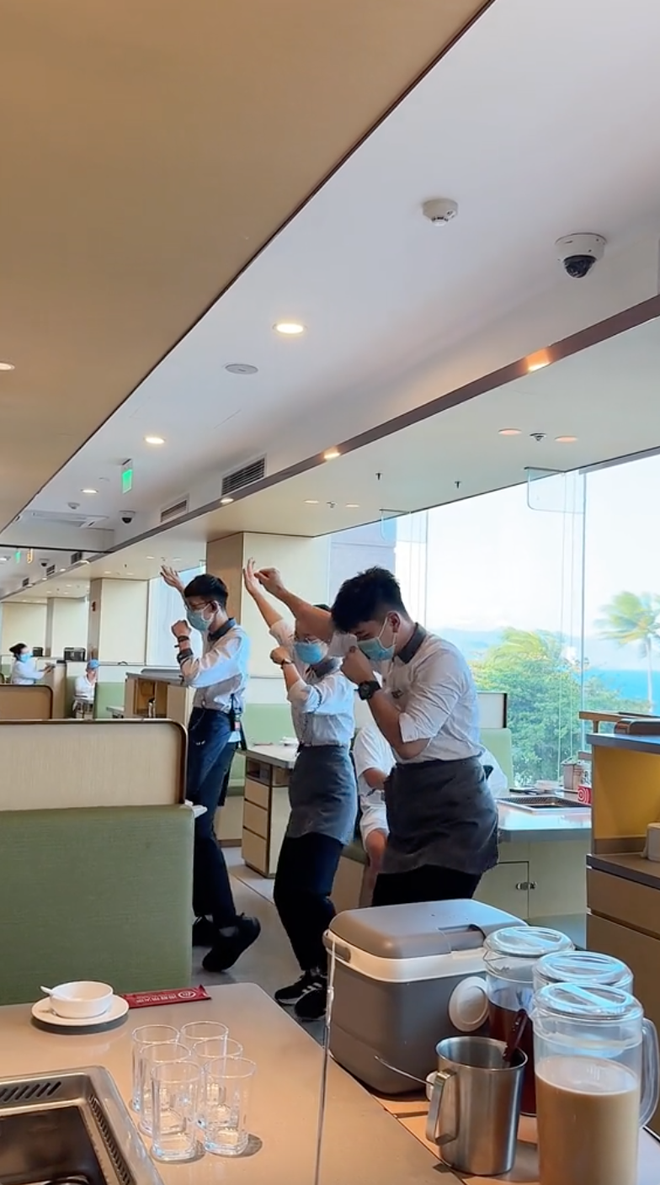 Xôn xao chi nhánh Haidilao có view "đẹp nhất Việt Nam": Ăn lẩu ngay cạnh bờ biển xanh ngắt - Ảnh 10