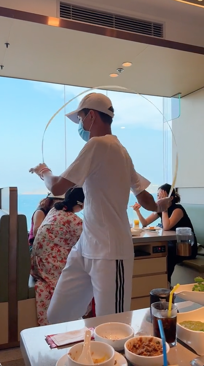 Xôn xao chi nhánh Haidilao có view "đẹp nhất Việt Nam": Ăn lẩu ngay cạnh bờ biển xanh ngắt - Ảnh 11