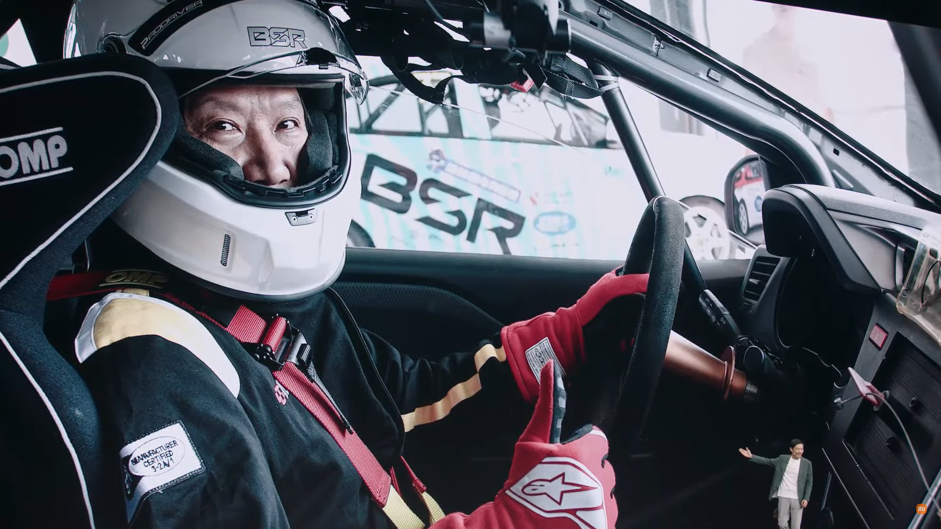 Mong muốn hiểu rõ về xe trước khi sản xuất, CEO Xiaomi Lôi Quân từ bỏ tài xế riêng để tự lái, học lấy bằng lái xe đua: "Phải hiểu và yêu thích công việc thì mới làm tốt được" - Ảnh 2