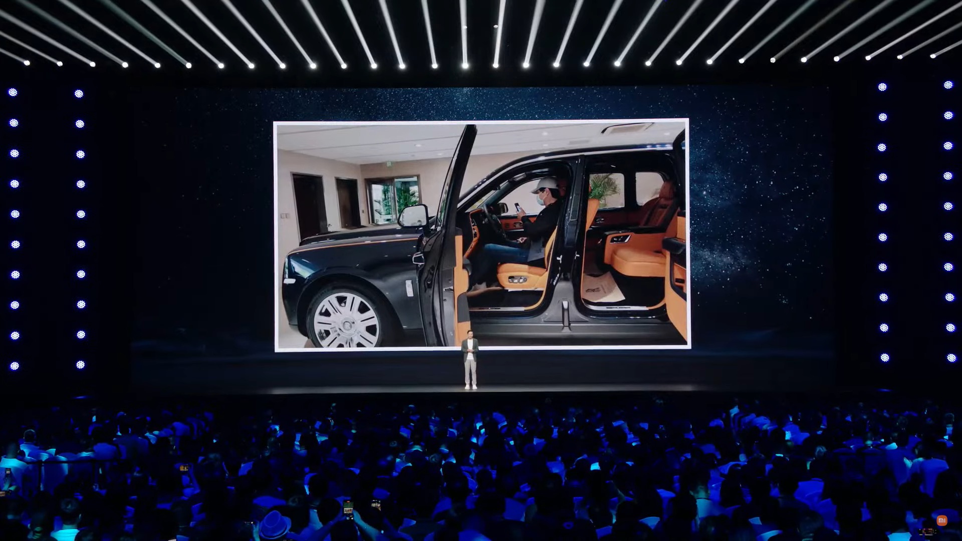 Muốn trải nghiệm nhiều loại xe, CEO Xiaomi Lôi Quân "ngụy trang" đến showroom để lái thử, mượn cả xe của nhân viên: Miệt mài ghi chép, xong việc không quên đổ xăng và rửa xe - Ảnh 1