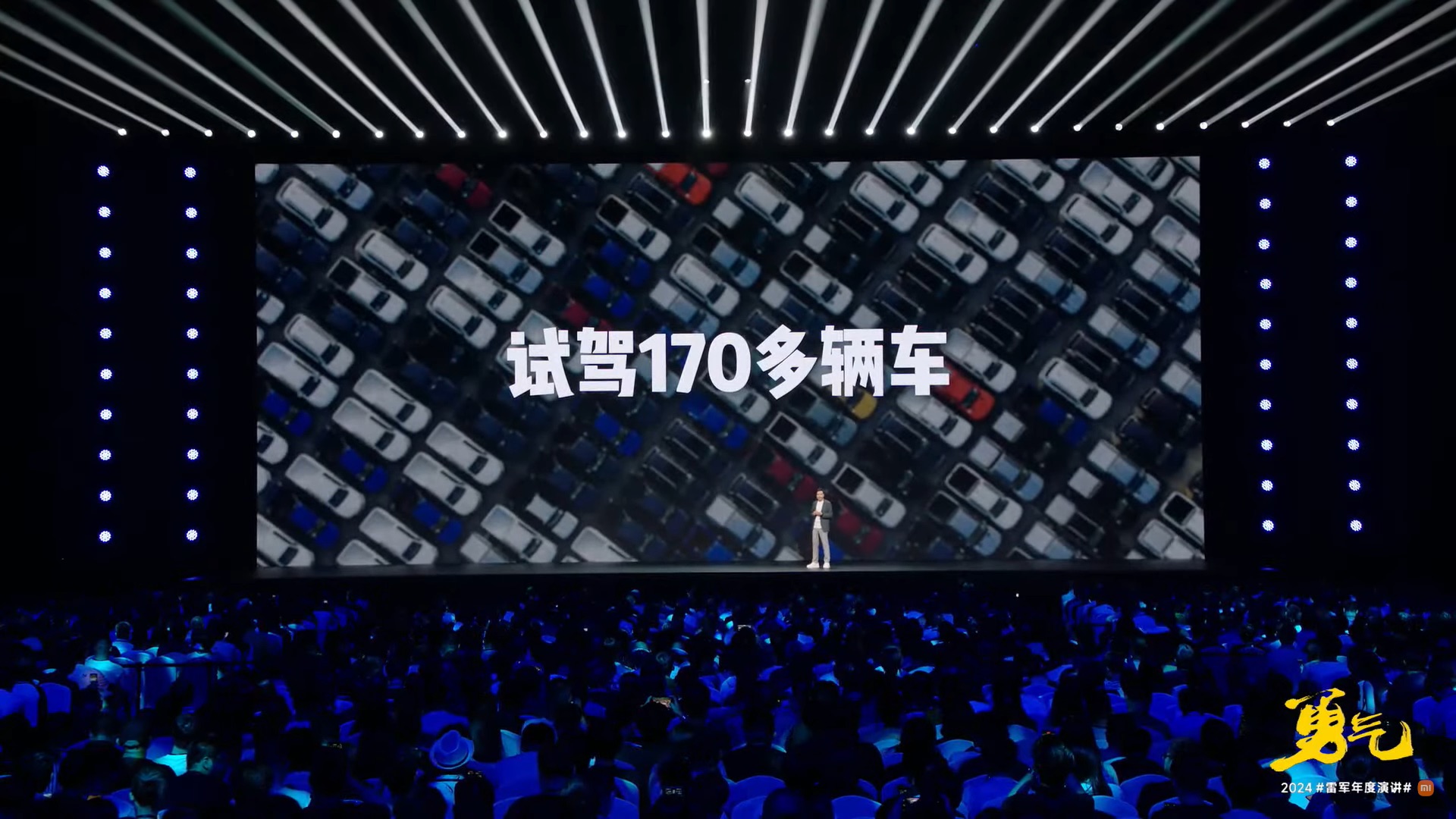 Muốn trải nghiệm nhiều loại xe, CEO Xiaomi Lôi Quân "ngụy trang" đến showroom để lái thử, mượn cả xe của nhân viên: Miệt mài ghi chép, xong việc không quên đổ xăng và rửa xe - Ảnh 3