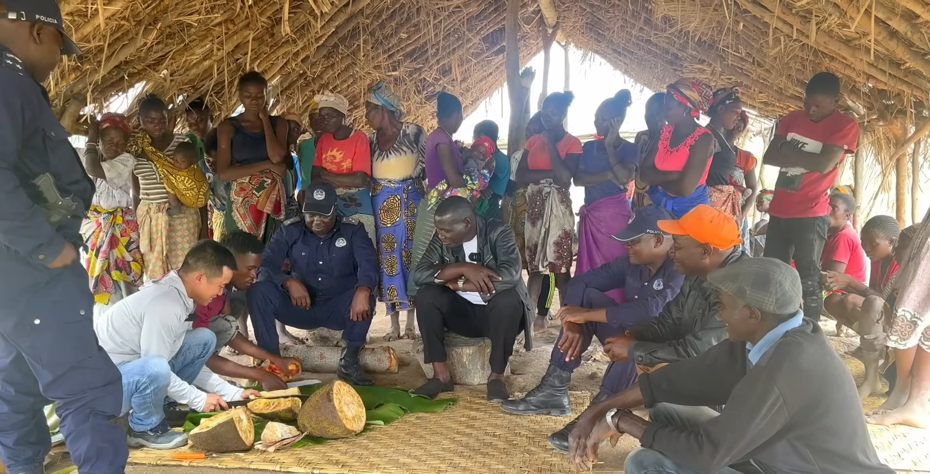 Chủ tịch cùng Trưởng Công an huyện tới thăm nông trại của team Quang Linh châu Phi, lạ lẫm khi lần đầu thưởng thức mít Việt Nam - Ảnh 1