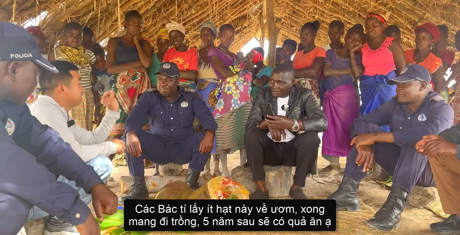 Chủ tịch cùng Trưởng Công an huyện tới thăm nông trại của team Quang Linh châu Phi, lạ lẫm khi lần đầu thưởng thức mít Việt Nam - Ảnh 5