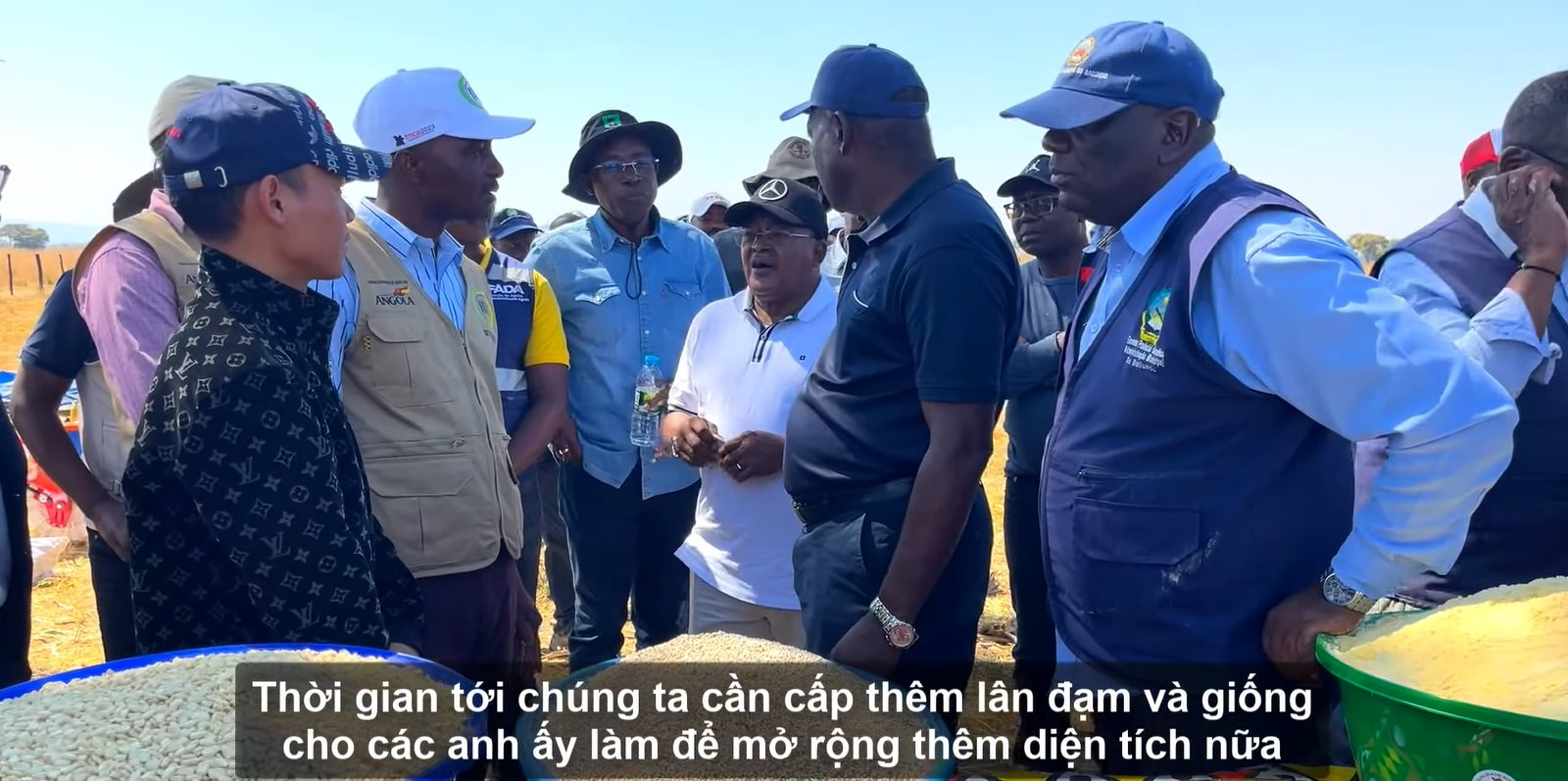Bộ trưởng Nông nghiệp Angola đến tận nơi mua gạo của team Quang Linh châu Phi và thử món nước ép mía giải khát - Ảnh 1