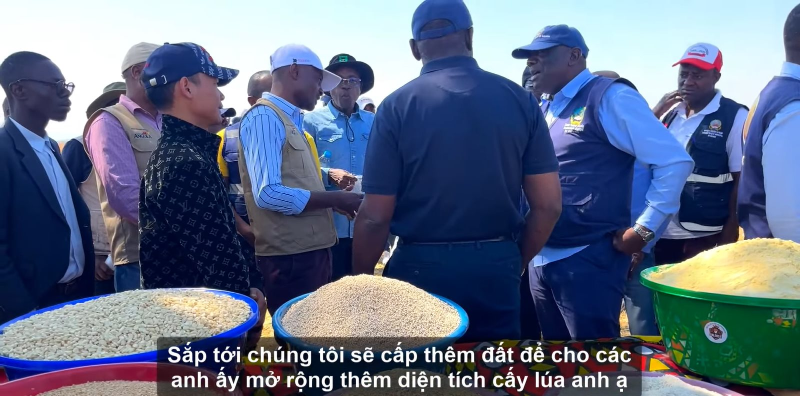 Bộ trưởng Nông nghiệp Angola đến tận nơi mua gạo của team Quang Linh châu Phi và thử món nước ép mía giải khát - Ảnh 2