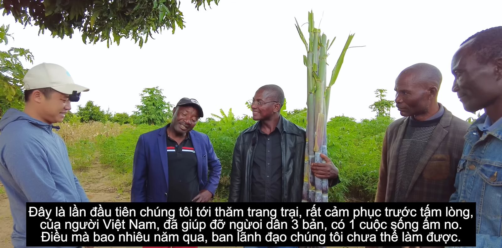 Phó Chủ tịch cùng Bí thư huyện về thăm trang trại của team Quang Linh châu Phi, 'đứng hình' trước giàn củ quả độc lạ từ Việt Nam - Ảnh 5