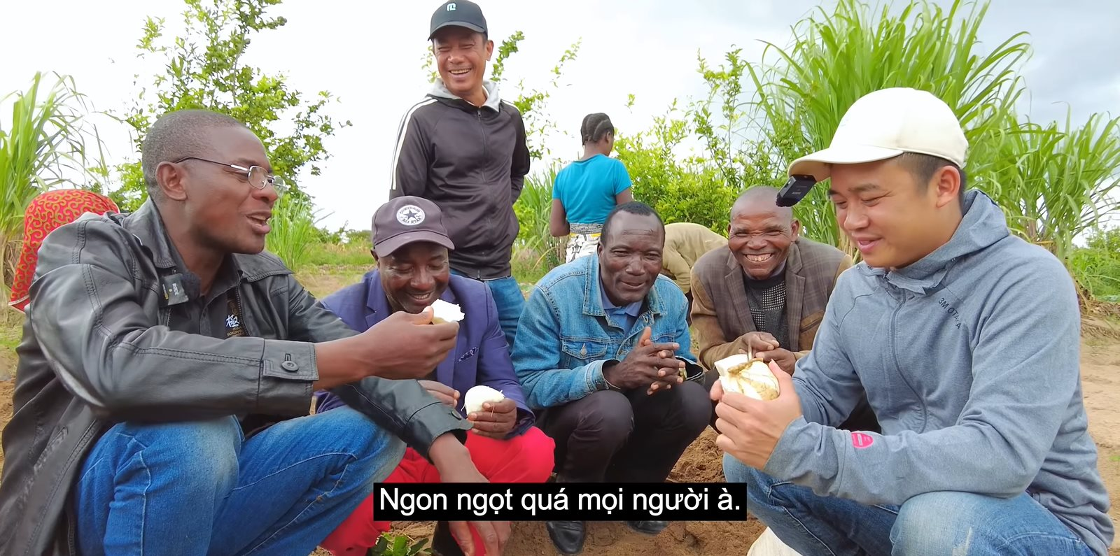 Phó Chủ tịch cùng Bí thư huyện về thăm trang trại của team Quang Linh châu Phi, 'đứng hình' trước giàn củ quả độc lạ từ Việt Nam - Ảnh 4