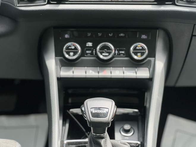 Skoda Kodiaq giảm hơn 200 triệu phí lăn bánh tại đại lý: Bản ‘base’ chưa đến 1,05 tỷ, nhiều ‘đồ chơi’ tặng kèm, cạnh tranh Santa Fe - Ảnh 7