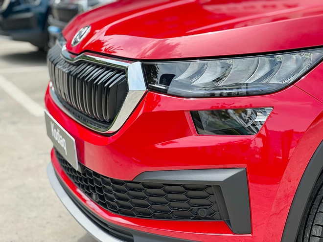 Skoda Kodiaq giảm hơn 200 triệu phí lăn bánh tại đại lý: Bản ‘base’ chưa đến 1,05 tỷ, nhiều ‘đồ chơi’ tặng kèm, cạnh tranh Santa Fe - Ảnh 4