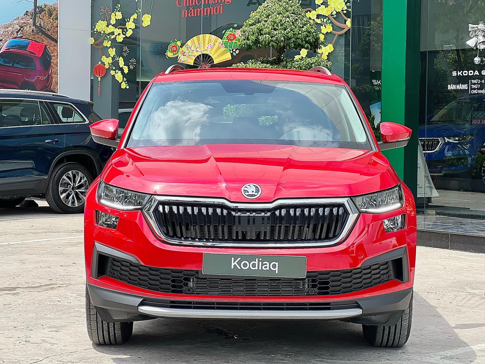 Skoda Kodiaq giảm hơn 200 triệu phí lăn bánh tại đại lý: Bản ‘base’ chưa đến 1,05 tỷ, nhiều ‘đồ chơi’ tặng kèm, cạnh tranh Santa Fe - Ảnh 1