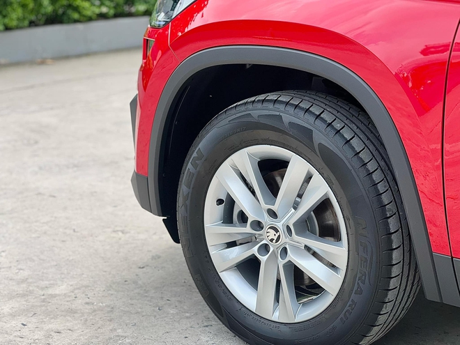 Skoda Kodiaq giảm hơn 200 triệu phí lăn bánh tại đại lý: Bản ‘base’ chưa đến 1,05 tỷ, nhiều ‘đồ chơi’ tặng kèm, cạnh tranh Santa Fe - Ảnh 5