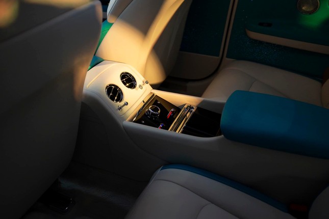 Cận cảnh mẫu xe siêu sang Rolls-Royce Spectre của đại gia Minh Nhựa - Ảnh 3
