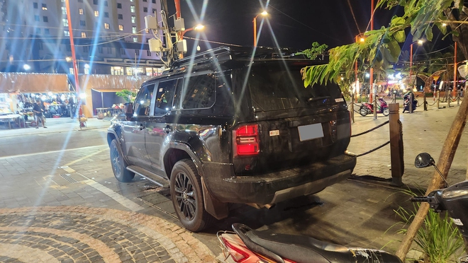 Toyota Land Cruiser Prado 2024 xuất hiện ở Đà Nẵng: Không phải nhập chính hãng, cộng đồng xe Việt Nam thêm 'nóng ruột' chờ bản chính thức - Ảnh 2