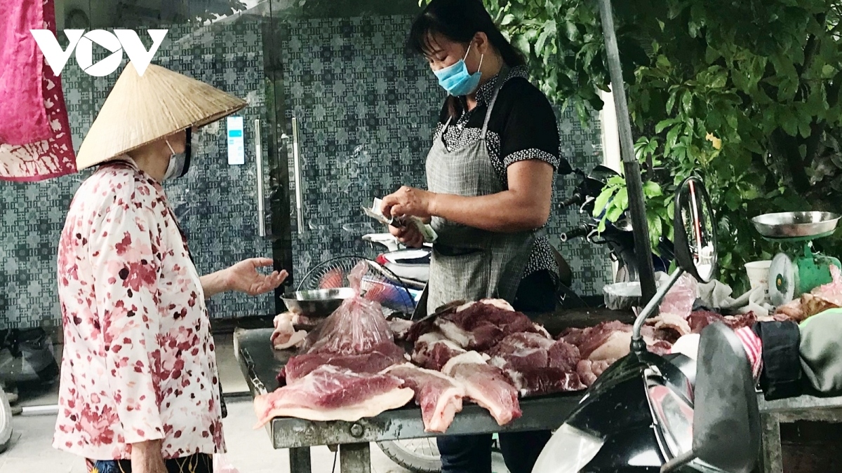 Khi giá cả hàng tiêu dùng “chạy” trước lương - Ảnh 2