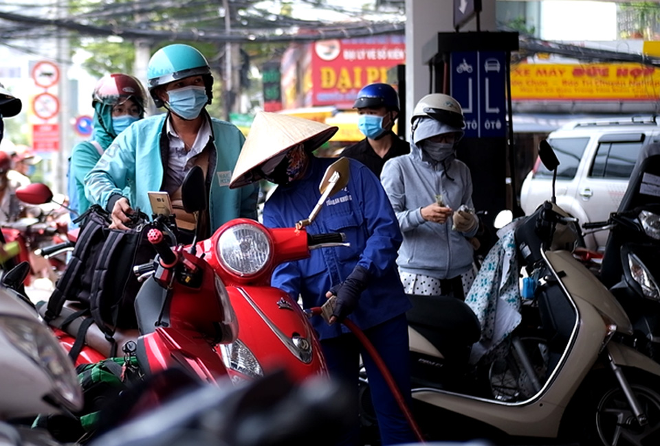 Khoản lãi bất ngờ trên mỗi lít xăng, một chủ cây xăng lần đầu bật mí - Ảnh 1