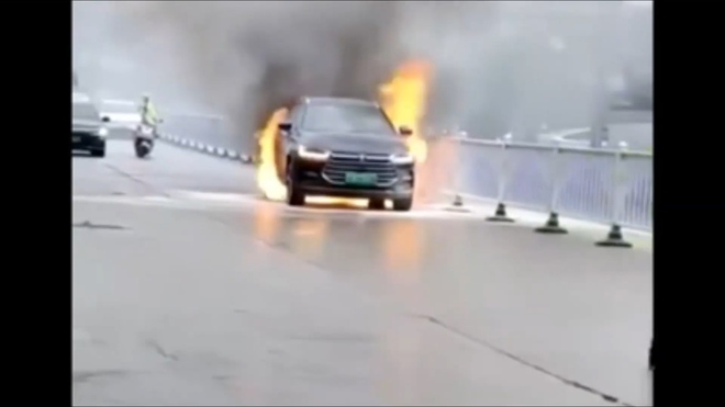 Ô tô điện Trung Quốc dùng pin 'siêu an toàn' bỗng bốc khói, cháy dữ dội trên đường - Ảnh 2