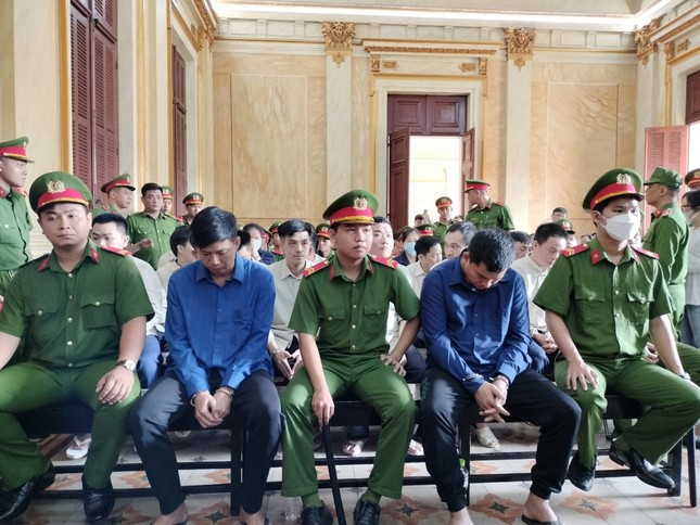 Chở 6 tấn vàng lậu qua biên giới bằng xa ba gác, hai nữ chủ mưu bị đề nghị 15-18 năm tù - Ảnh 1