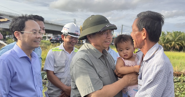 Thủ tướng Phạm Minh Chính thăm hỏi, động viên người dân trong vùng dự án cao tốc Cần Thơ - Cà Mau