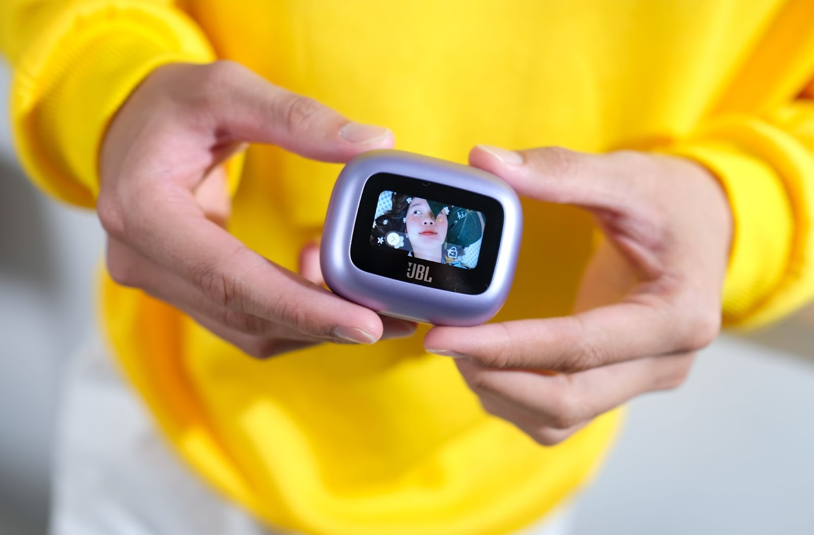 JBL Live Beam 3: Tai nghe không dây tích hợp màn hình tiện lợi đối đầu AirPods 3 - Ảnh 1