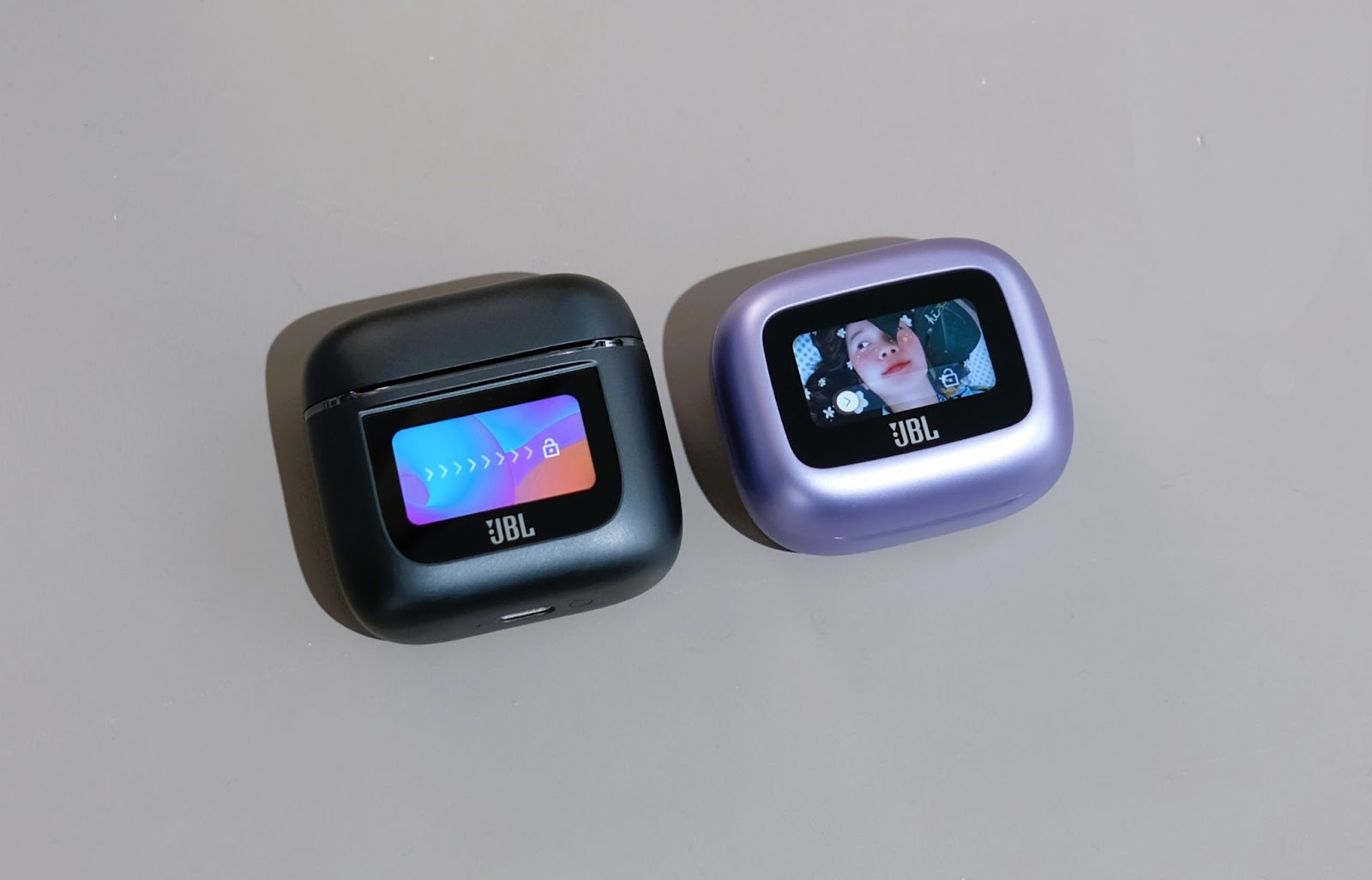 JBL Live Beam 3: Tai nghe không dây tích hợp màn hình tiện lợi đối đầu AirPods 3 - Ảnh 2