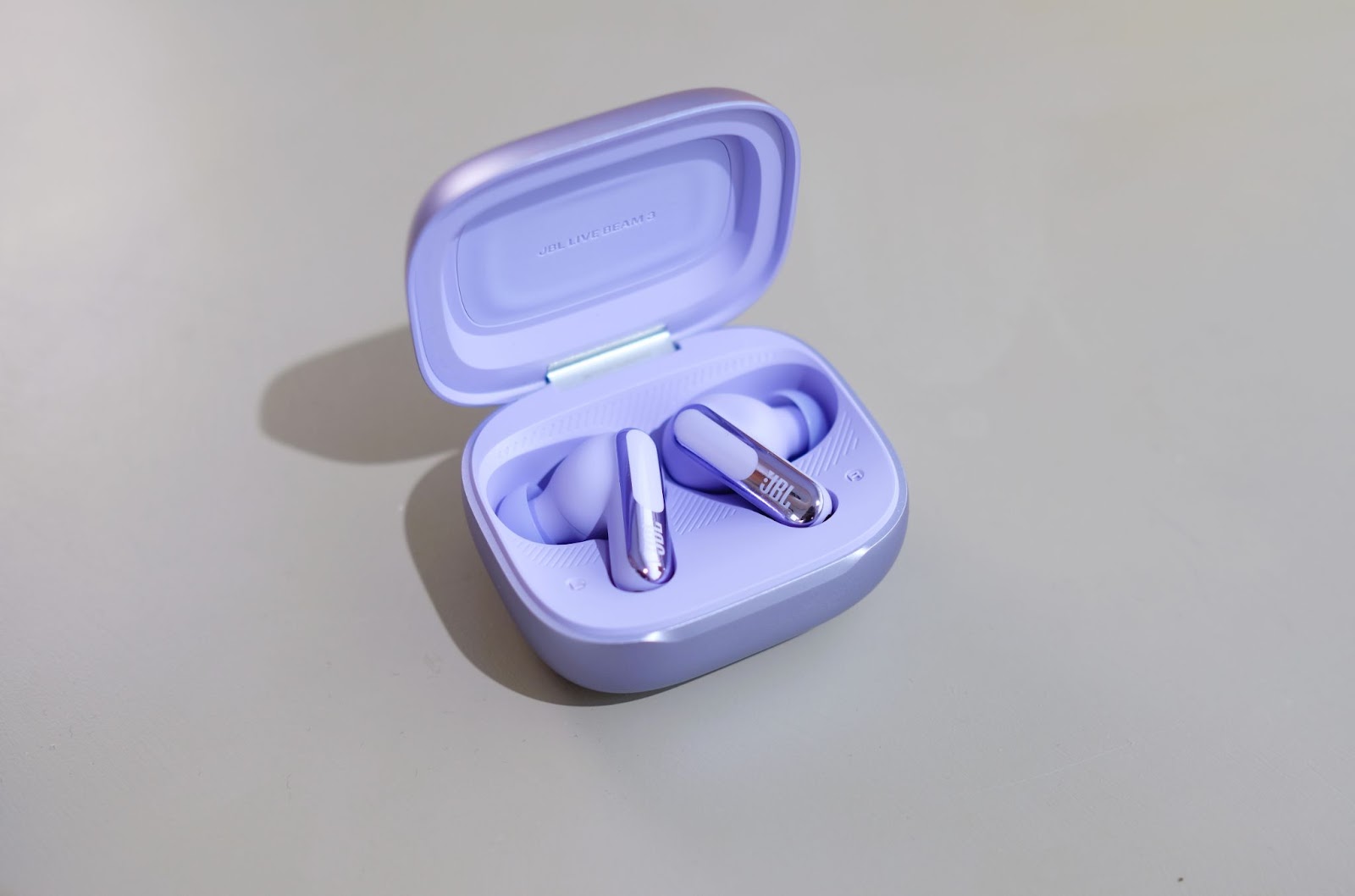 JBL Live Beam 3: Tai nghe không dây tích hợp màn hình tiện lợi đối đầu AirPods 3 - Ảnh 3