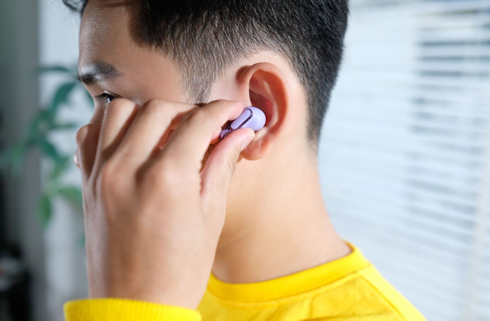 JBL Live Beam 3: Tai nghe không dây tích hợp màn hình tiện lợi đối đầu AirPods 3 - Ảnh 4