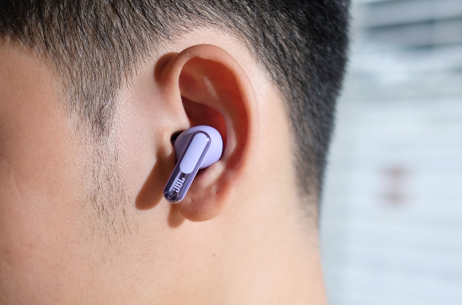 JBL Live Beam 3: Tai nghe không dây tích hợp màn hình tiện lợi đối đầu AirPods 3 - Ảnh 5