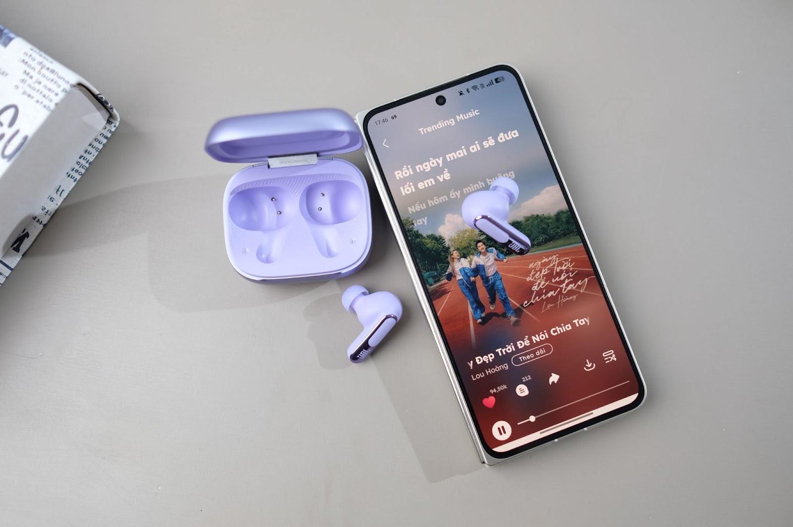 JBL Live Beam 3: Tai nghe không dây tích hợp màn hình tiện lợi đối đầu AirPods 3 - Ảnh 6