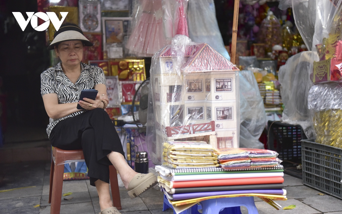 Nhà lầu, xe hơi, hàng hiệu bày la liệt, phố Hàng Mã ế ẩm cận Rằm tháng 7 - Ảnh 2