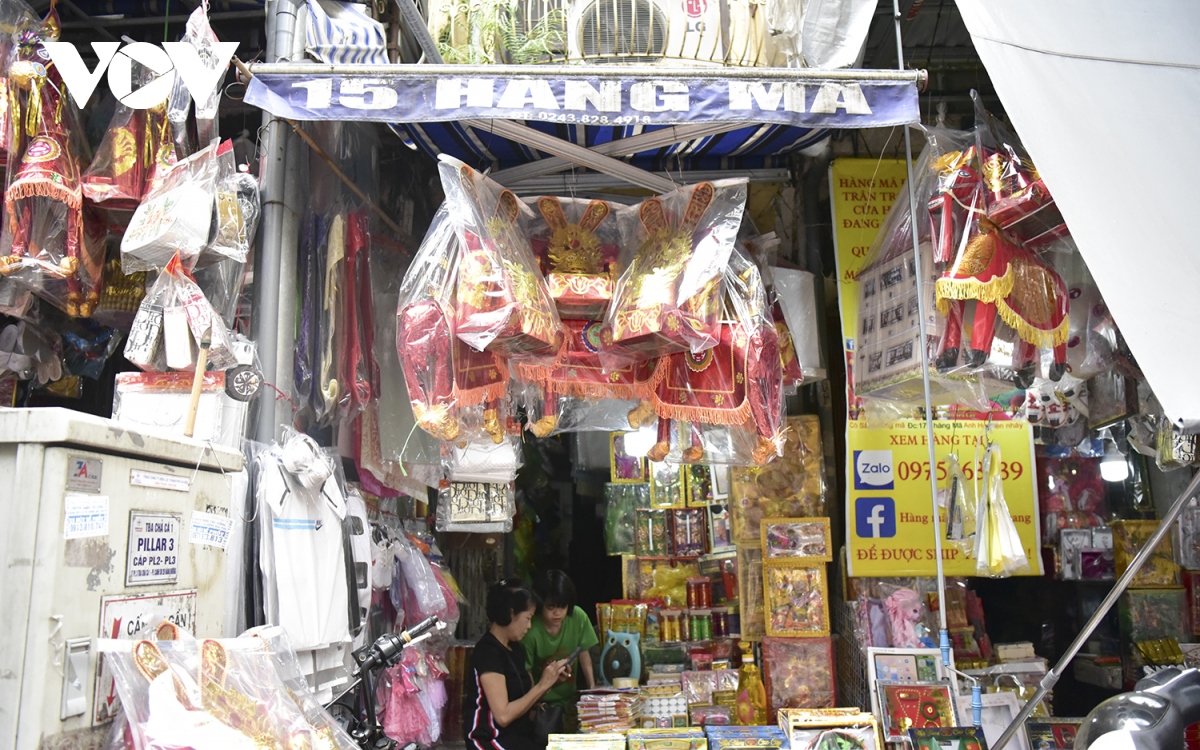 Nhà lầu, xe hơi, hàng hiệu bày la liệt, phố Hàng Mã ế ẩm cận Rằm tháng 7 - Ảnh 5