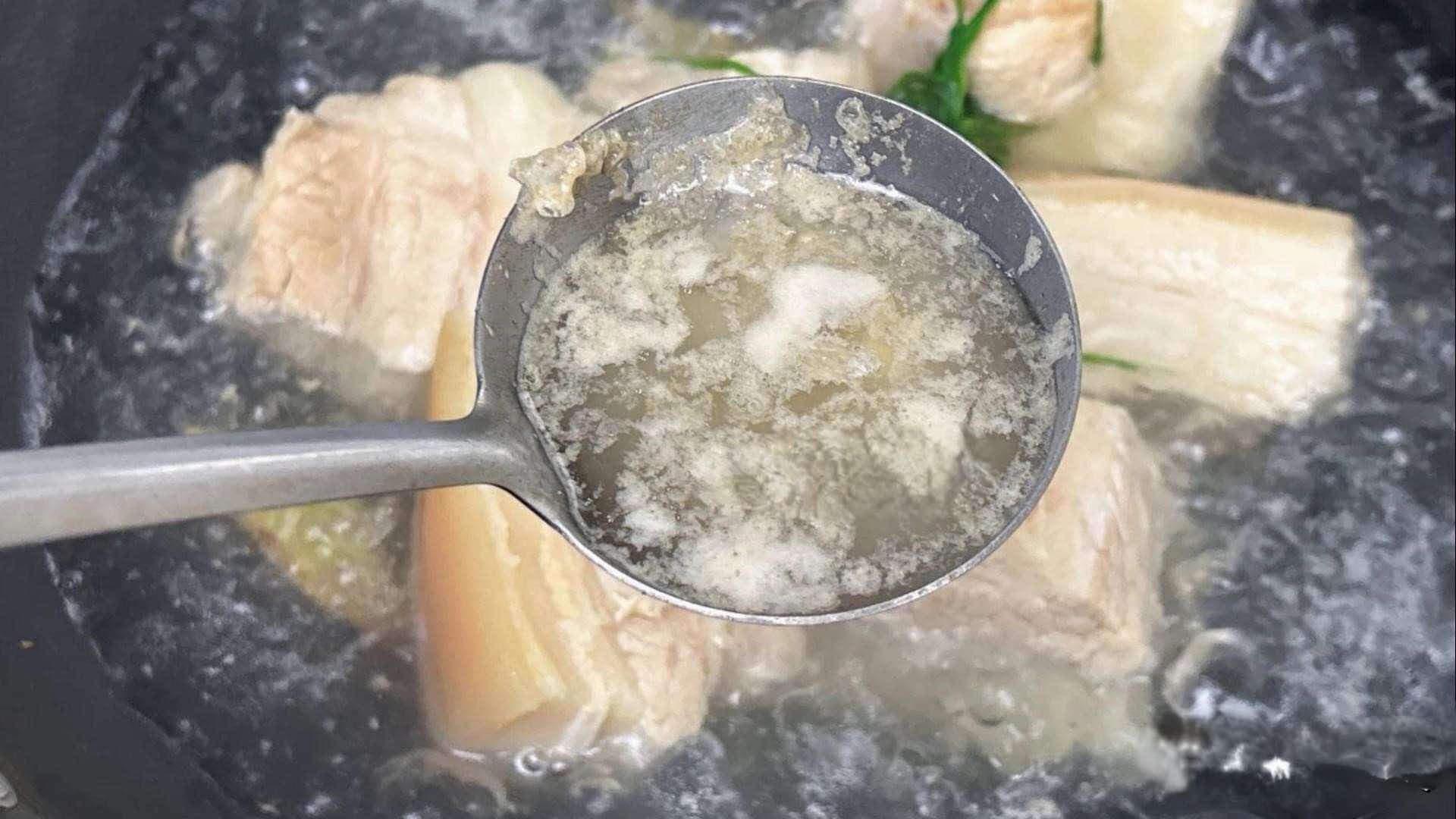 "Bọt tạo ra khi nấu thịt là chất bẩn hay tinh chất? Ăn hay vứt đi?": Đọc ngay để làm cho đúng - Ảnh 3