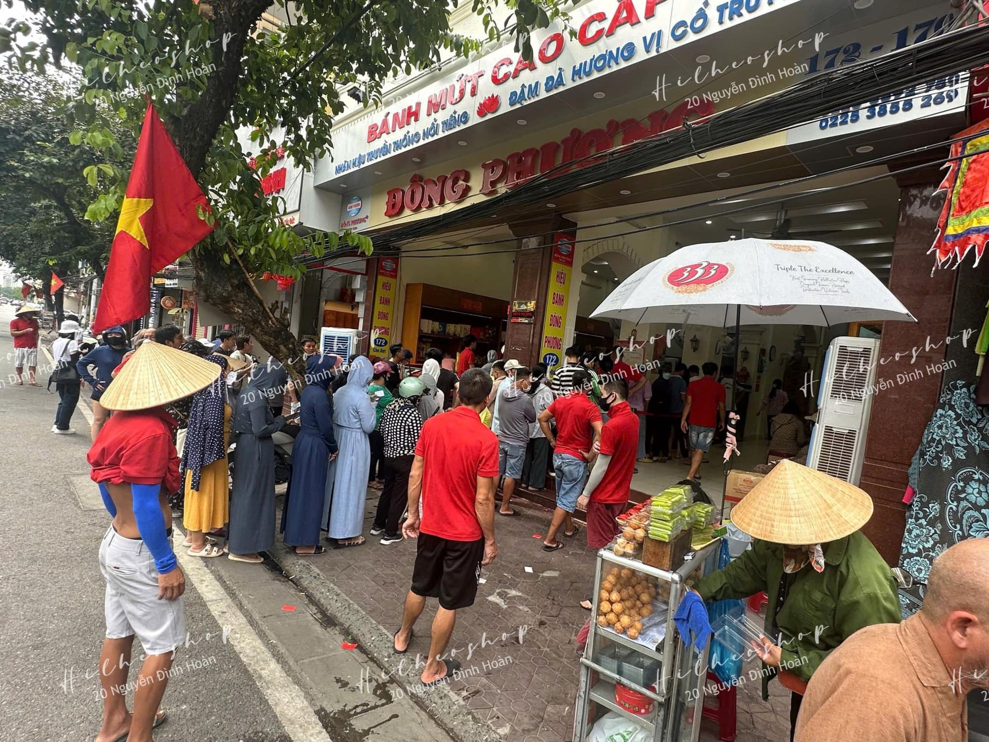 Khách xếp hàng dài mua bánh Trung thu Đông Phương, đơn hàng online "quá tải" - Ảnh 1