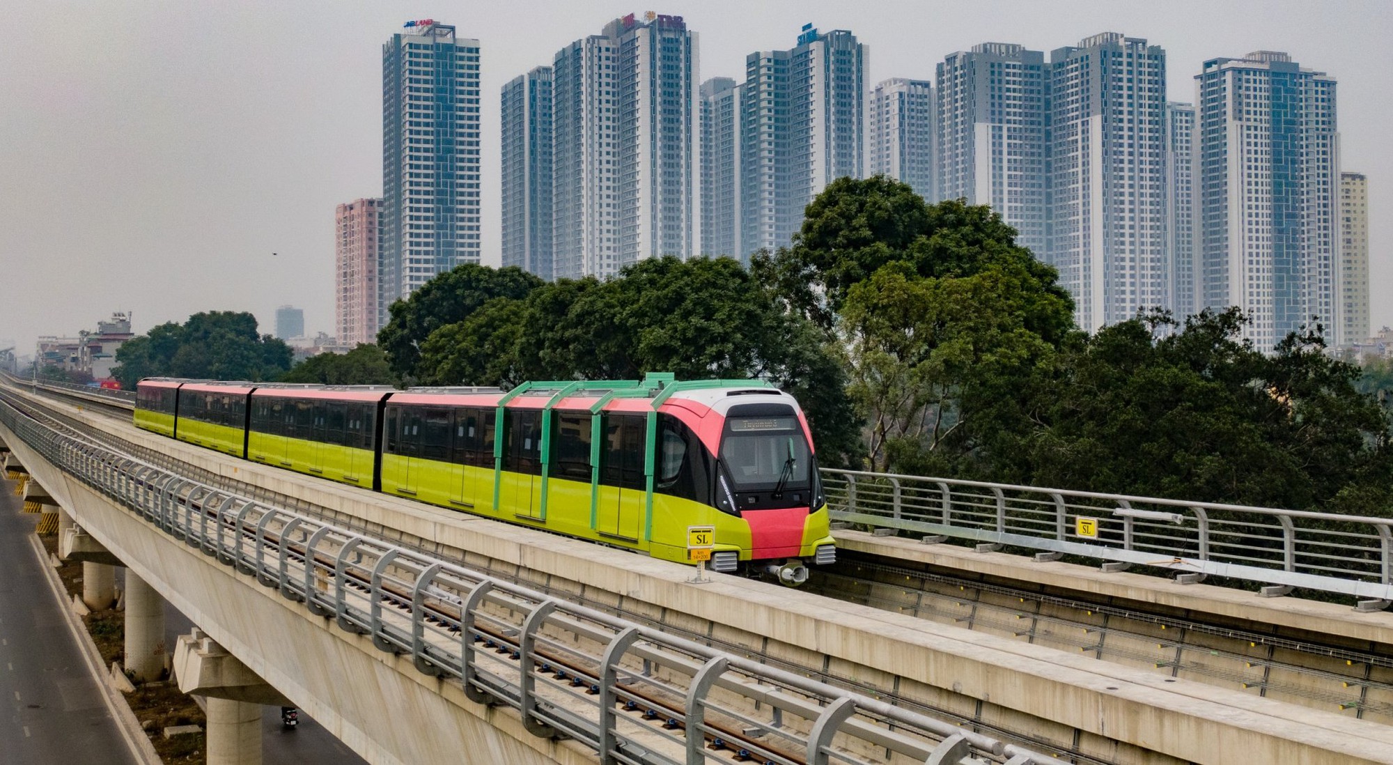 Hình ảnh khó tin ở tuyến metro đắt thứ nhì Việt Nam: Khách chật kín và thích thú vì một điều chưa từng có - Ảnh 20