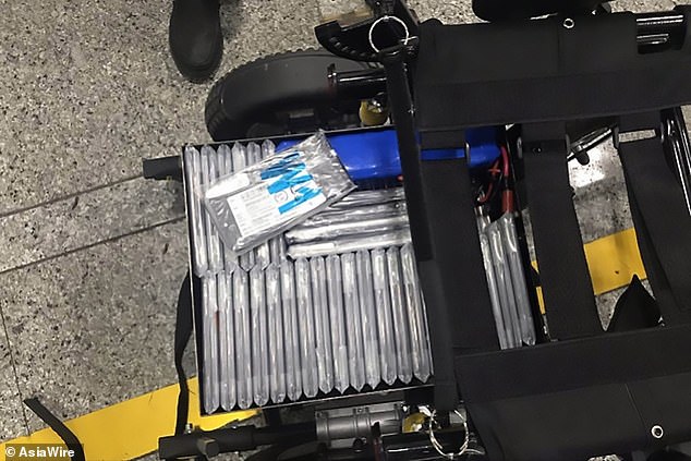 Hải quan Trung Quốc thấy người đàn ông đi xe lăn dáng vẻ kỳ lạ, lục soát ra có tới 97 chiếc điện thoại - Ảnh 3