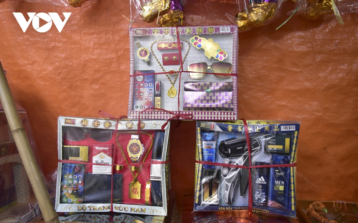 Nhà lầu, xe hơi, hàng hiệu bày la liệt, phố Hàng Mã ế ẩm cận Rằm tháng 7 - Ảnh 10