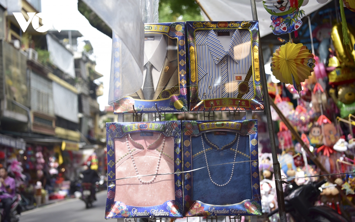 Nhà lầu, xe hơi, hàng hiệu bày la liệt, phố Hàng Mã ế ẩm cận Rằm tháng 7 - Ảnh 12