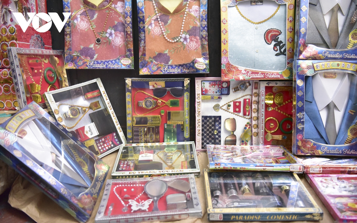 Nhà lầu, xe hơi, hàng hiệu bày la liệt, phố Hàng Mã ế ẩm cận Rằm tháng 7 - Ảnh 15