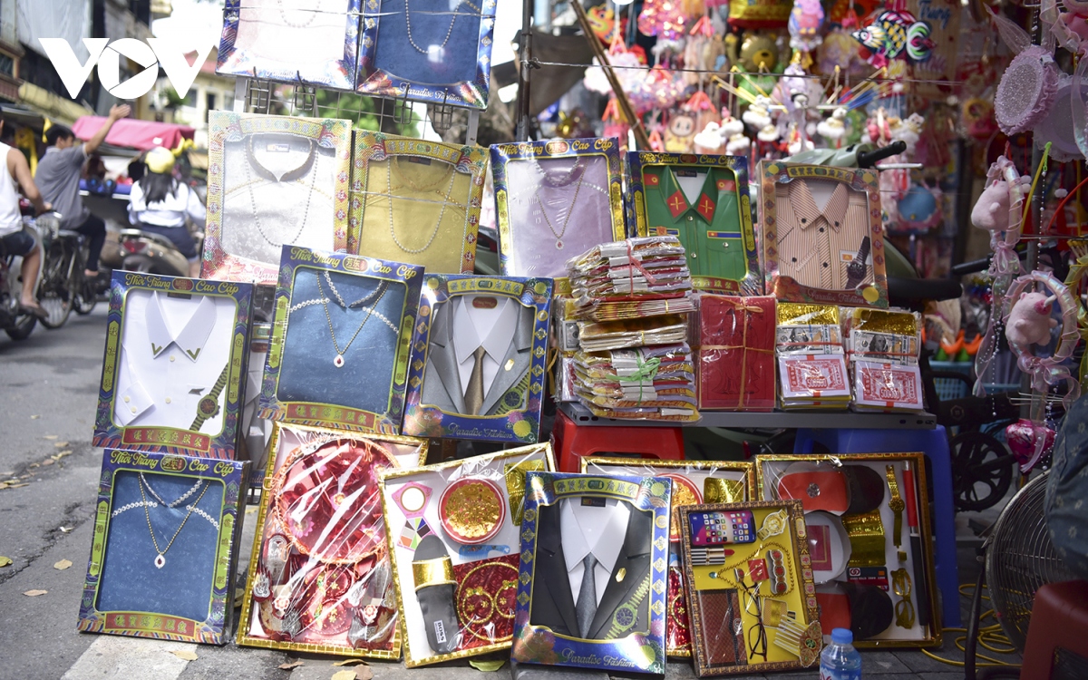 Nhà lầu, xe hơi, hàng hiệu bày la liệt, phố Hàng Mã ế ẩm cận Rằm tháng 7 - Ảnh 13