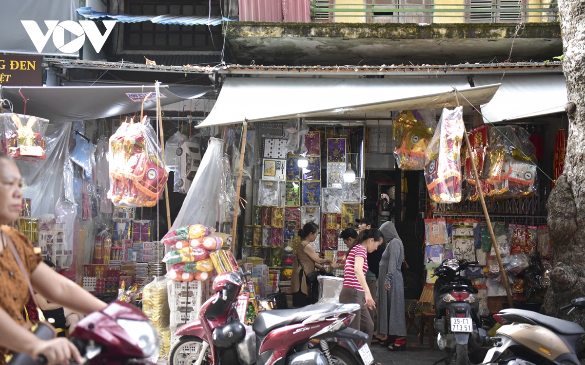 Nhà lầu, xe hơi, hàng hiệu bày la liệt, phố Hàng Mã ế ẩm cận Rằm tháng 7 - Ảnh 16