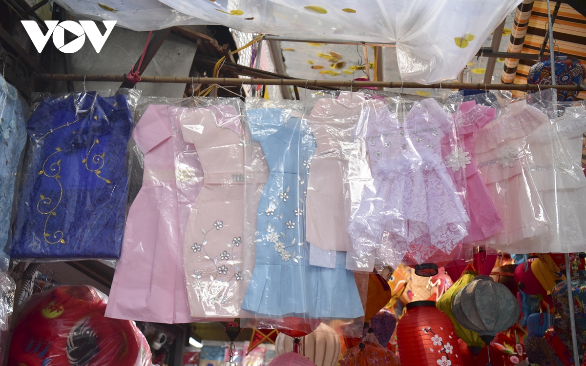 Nhà lầu, xe hơi, hàng hiệu bày la liệt, phố Hàng Mã ế ẩm cận Rằm tháng 7 - Ảnh 14