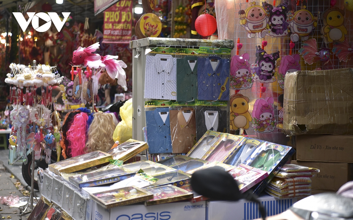 Nhà lầu, xe hơi, hàng hiệu bày la liệt, phố Hàng Mã ế ẩm cận Rằm tháng 7 - Ảnh 17