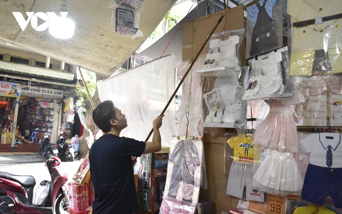 Nhà lầu, xe hơi, hàng hiệu bày la liệt, phố Hàng Mã ế ẩm cận Rằm tháng 7 - Ảnh 19