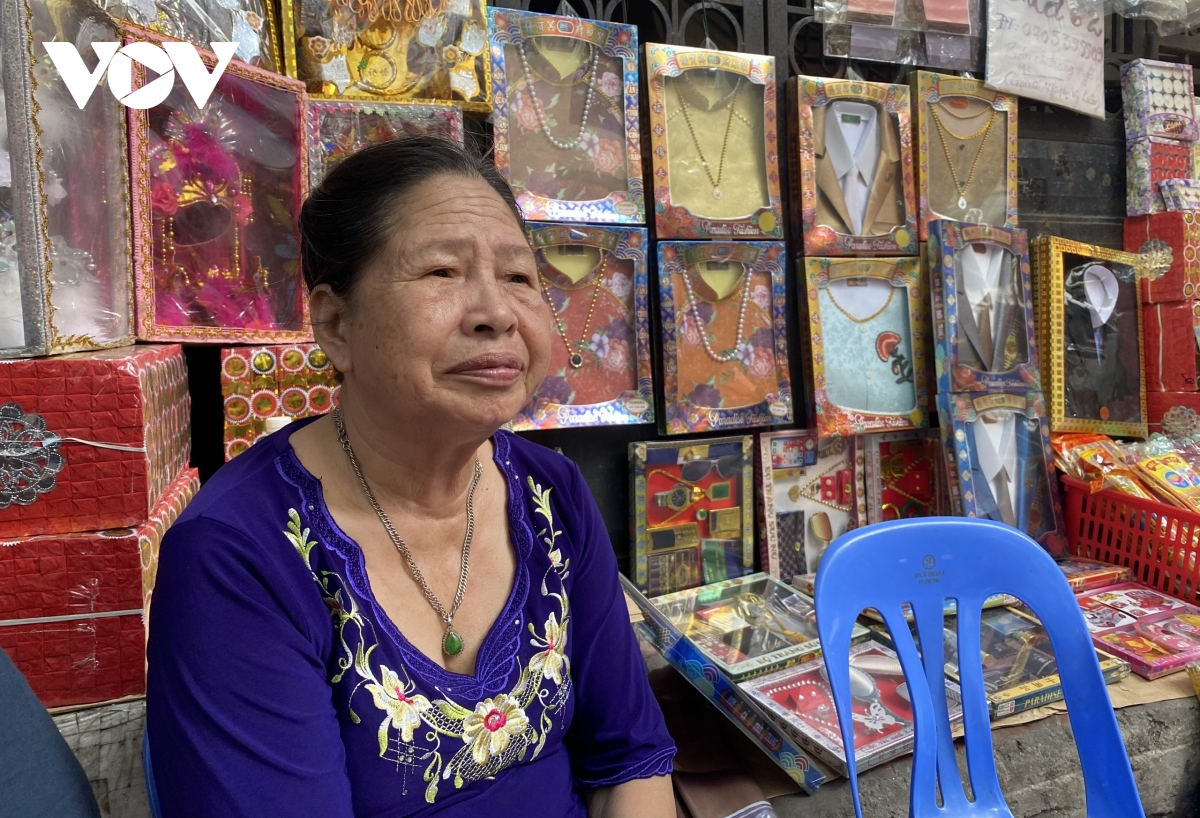 Nhà lầu, xe hơi, hàng hiệu bày la liệt, phố Hàng Mã ế ẩm cận Rằm tháng 7 - Ảnh 18