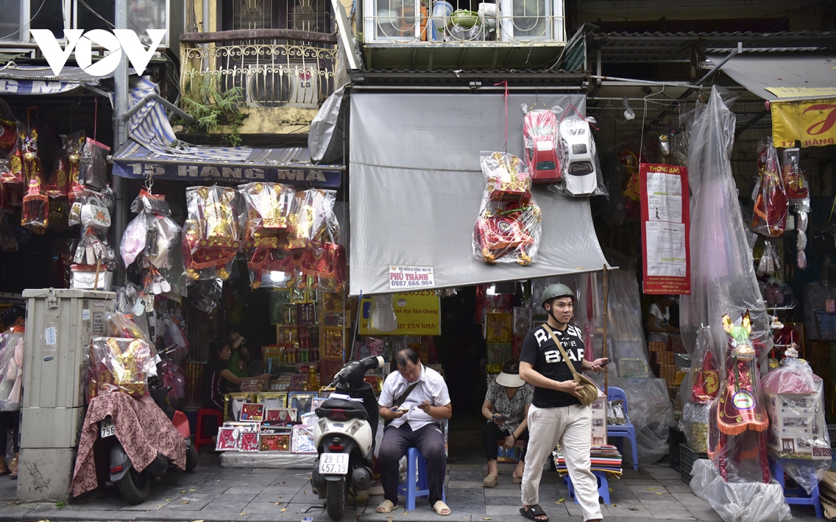 Nhà lầu, xe hơi, hàng hiệu bày la liệt, phố Hàng Mã ế ẩm cận Rằm tháng 7 - Ảnh 20