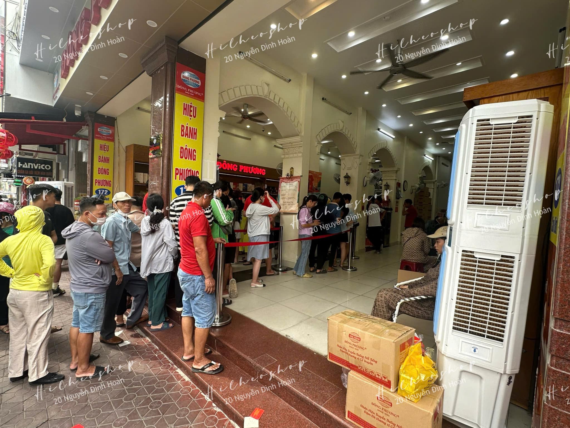 Khách xếp hàng dài mua bánh Trung thu Đông Phương, đơn hàng online "quá tải" - Ảnh 2