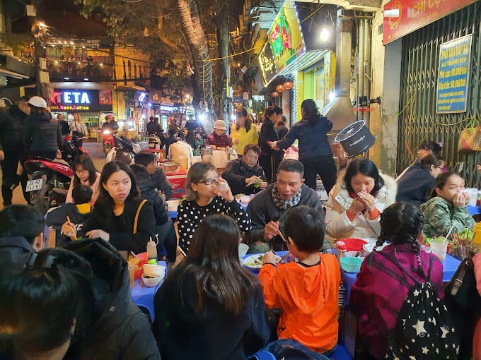 Những quán phở đêm nổi tiếng Hà Nội nghỉ lễ vẫn đông khách - Ảnh 2