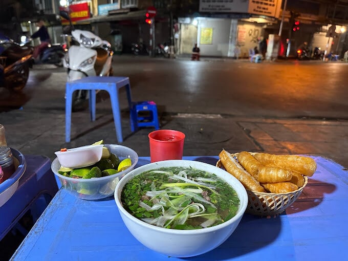 Những quán phở đêm nổi tiếng Hà Nội nghỉ lễ vẫn đông khách - Ảnh 3